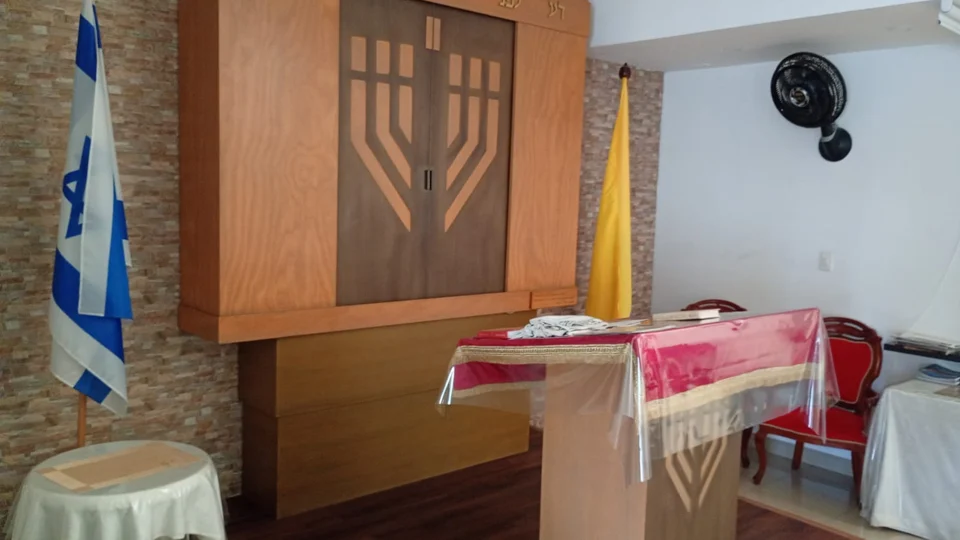 Aron Hakodesh y bimá de la sinagoga